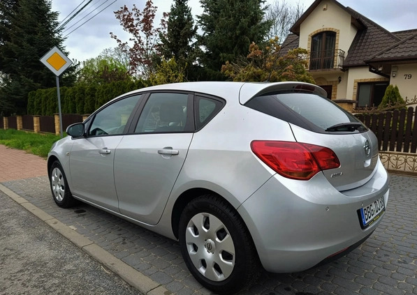 Opel Astra cena 28500 przebieg: 133000, rok produkcji 2010 z Połaniec małe 631